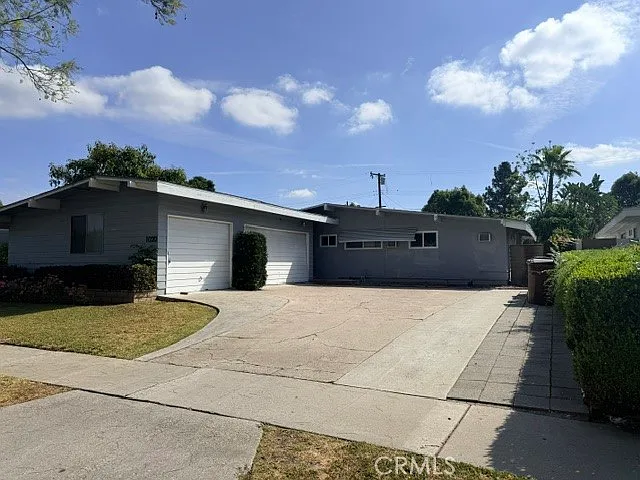 1020 N Mountain View Pl — Photo 1