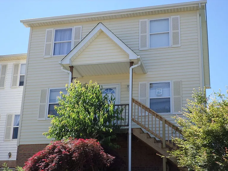 590 Tarrytown Rd — Photo 2