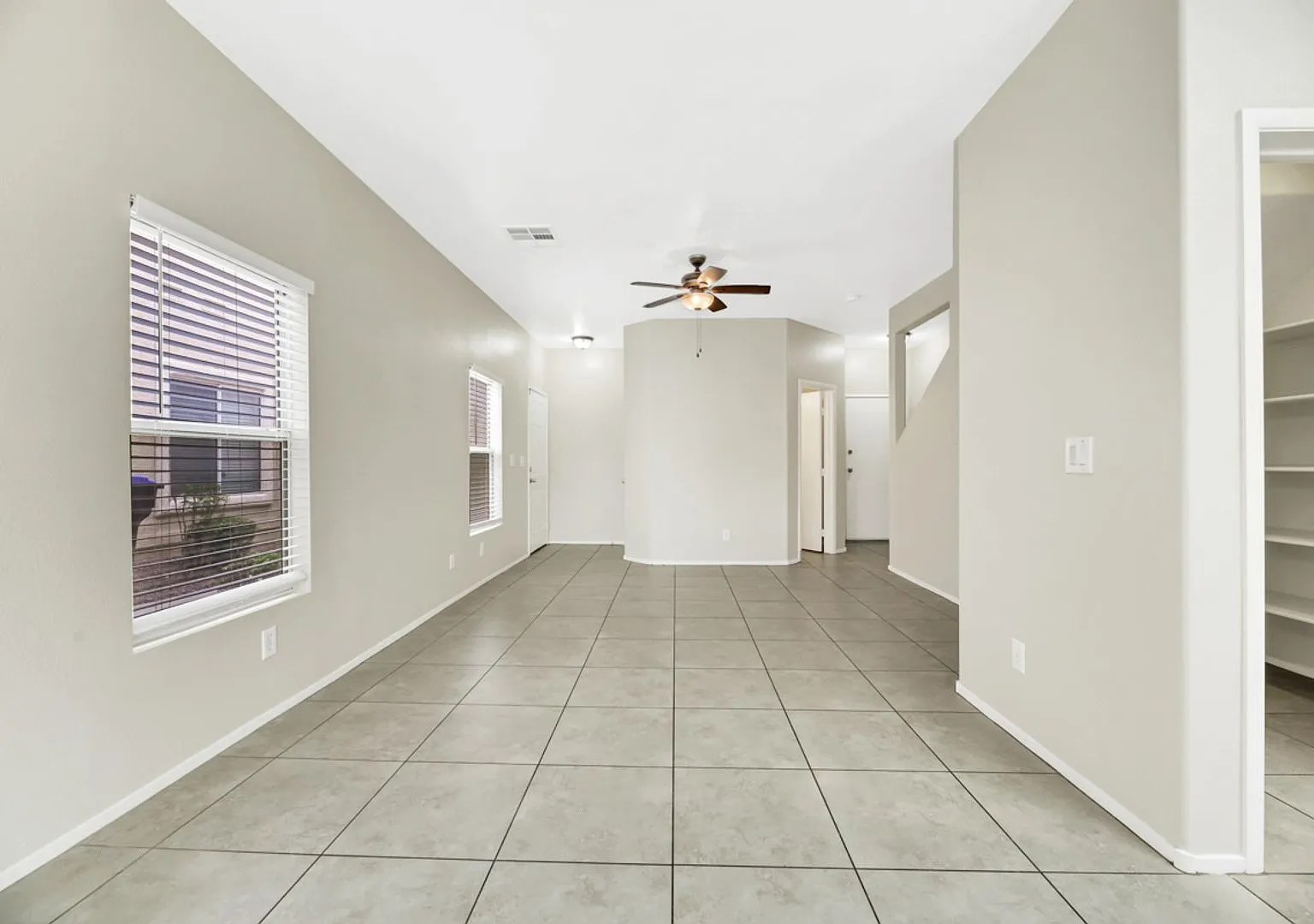 2 bedroom Townhome with a yard — Photo 3