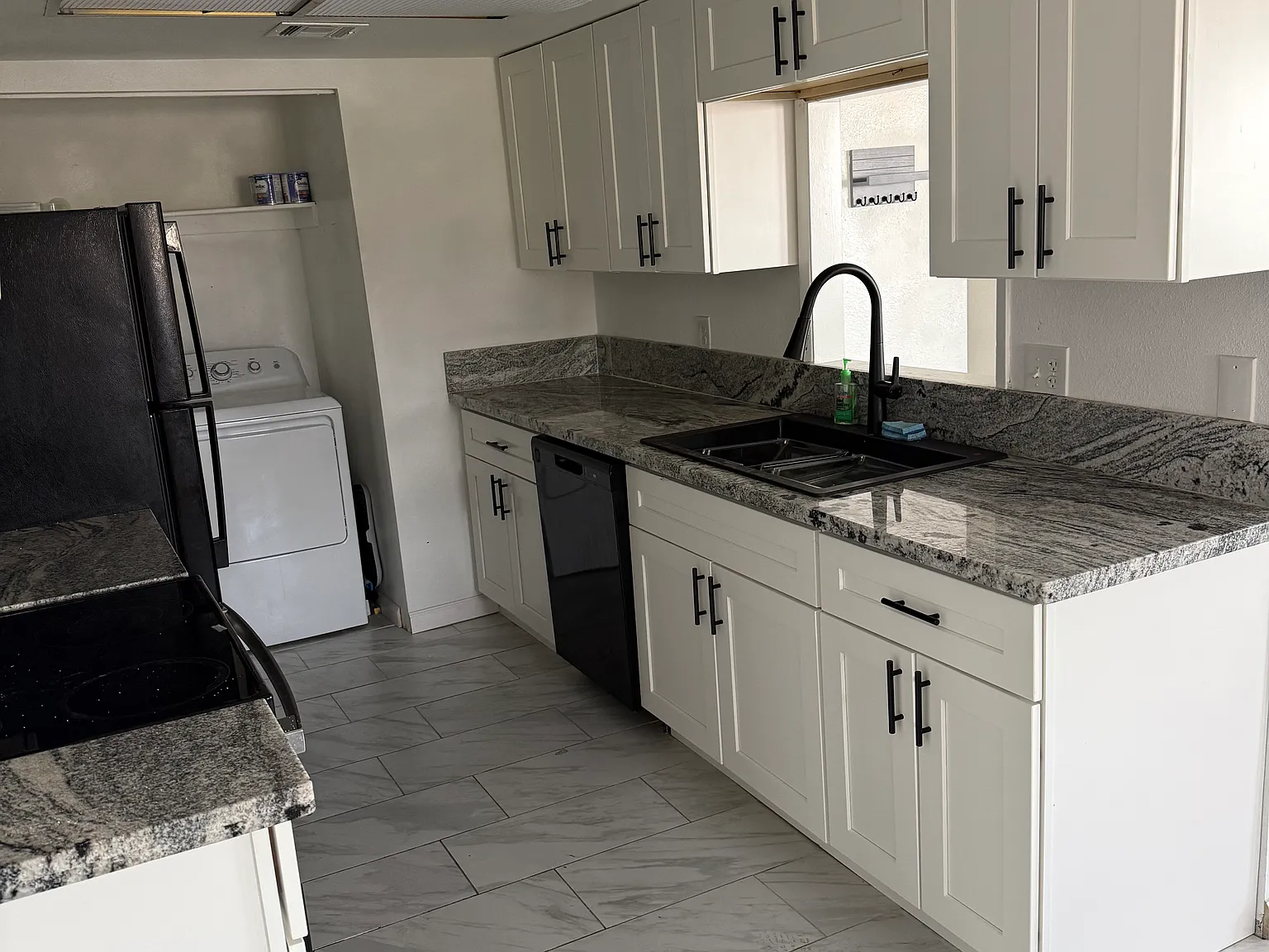 3 bed, 1073 sqft, $1,600 — Photo 2