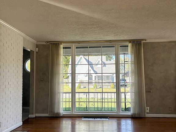 5th image of 523 E Mills Ave