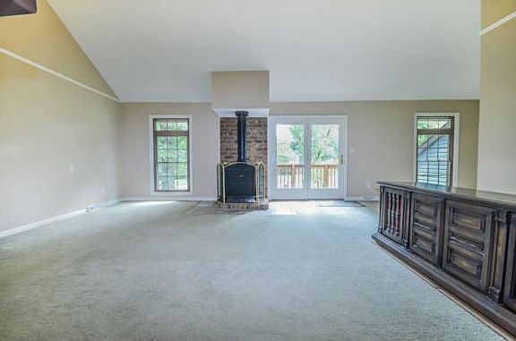 3rd image of 2 Queensboro Cir