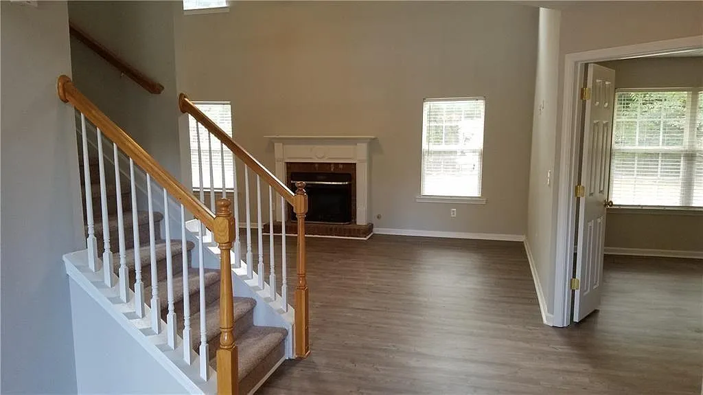 5 bed, 2.5 bath, 2748 sqft, $2,400 — Photo 2