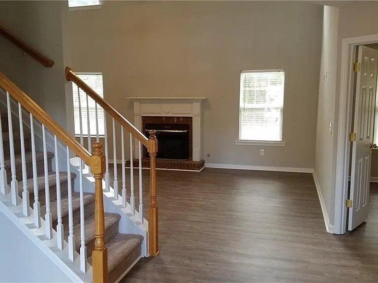 3652 Roxfield Dr — Photo 2