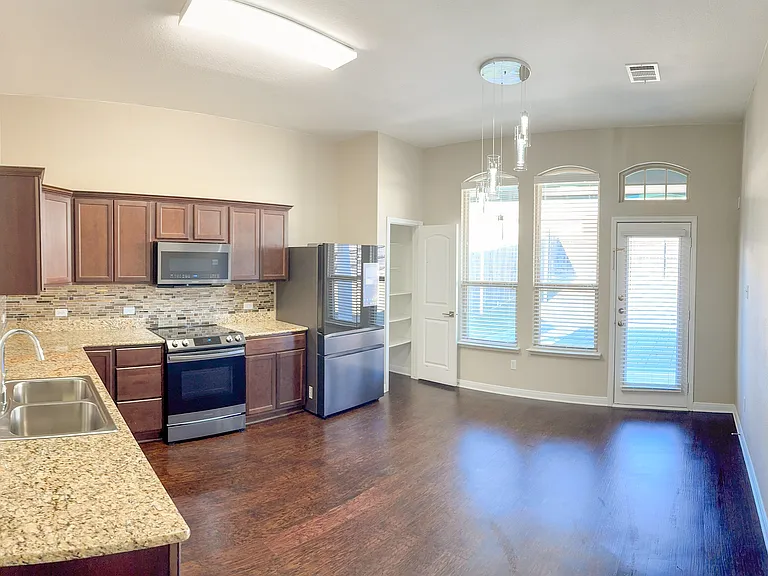 3407 Castleton Dr — Photo 8