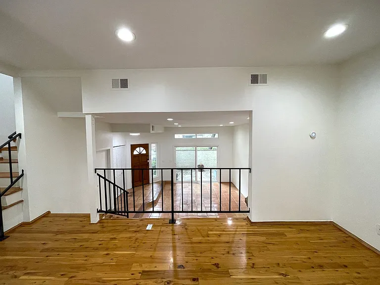 7100 Balboa Blvd #104 — Photo 3