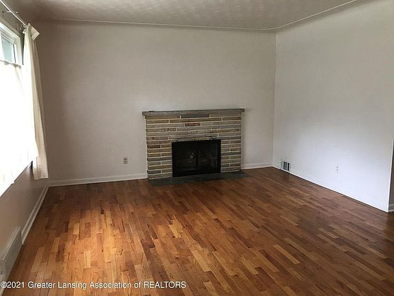 5th image of 2779 Roseland Ave