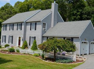 96 Longmeadow Dr, Pomfret Center, CT 06259