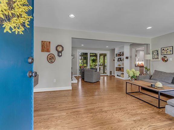 4th image of 528 Barrywood Dr