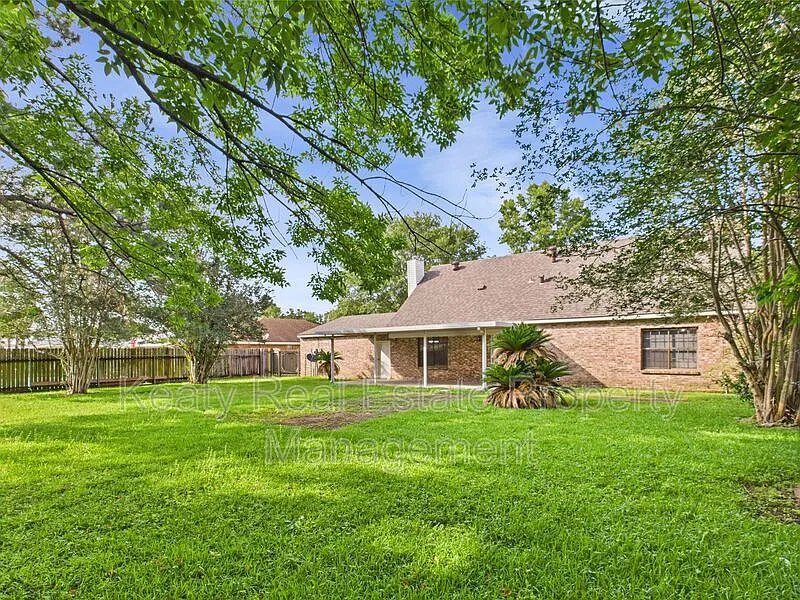 4 bed, 2.0 bath, 2088 sqft, $2,400 — Photo 3