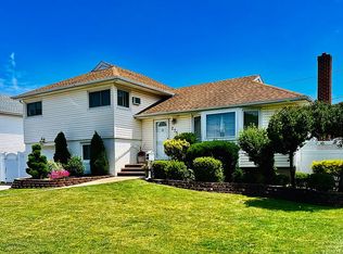 275 Hunter Ridge Rd E, Massapequa, NY 11758