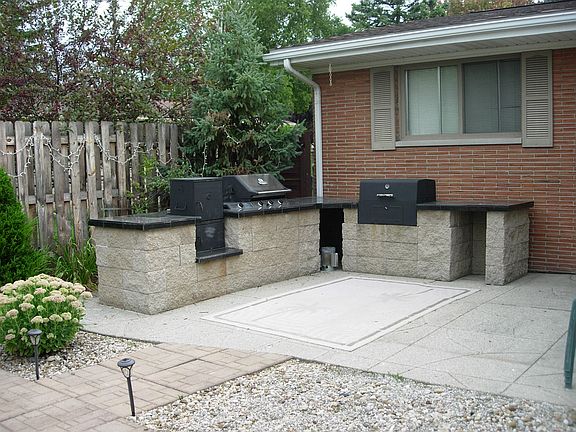 4th image of 2095 Augsburg Dr