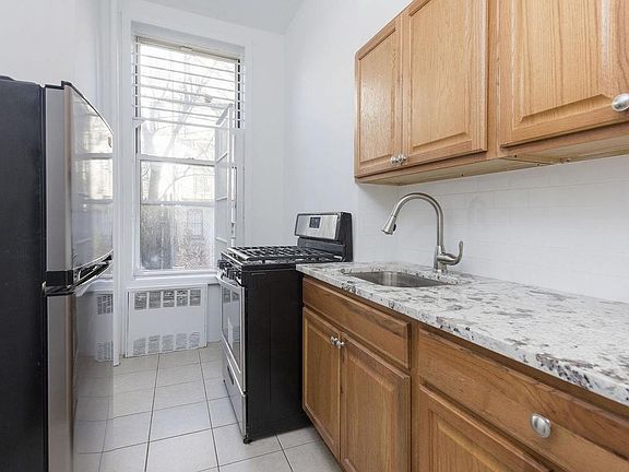 3rd image of 437 Jefferson Ave APT 1B