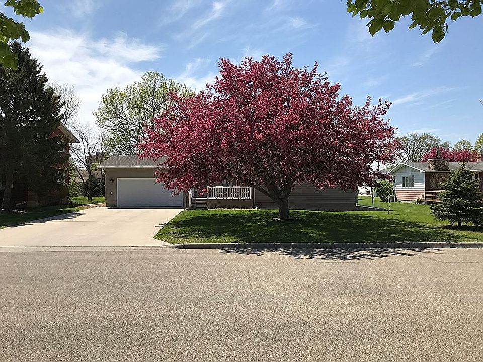 Front yard facing North.