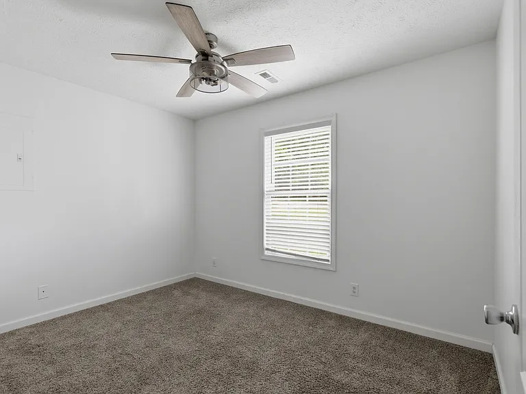 123 Vivian Dr — Photo 9