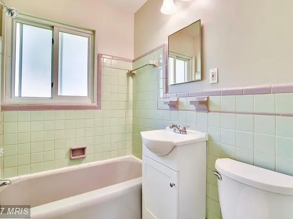 10813 Maple St, Fairfax, VA 22030