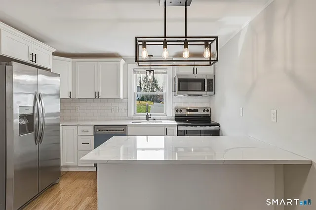 140 Camp Ave — Photo 4