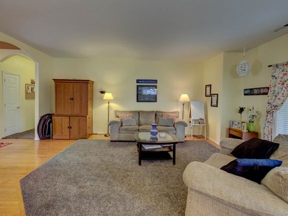 4th image of 645 Meadowbrook Dr