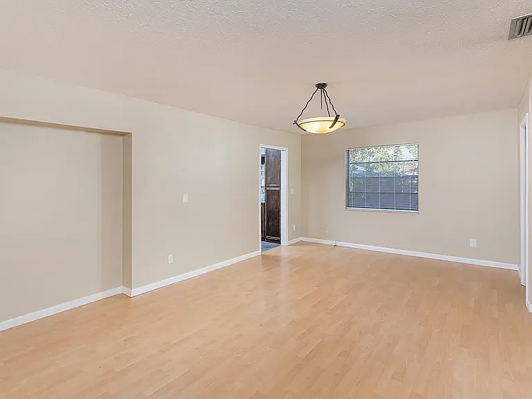 907 Eagle Ln — Photo 16