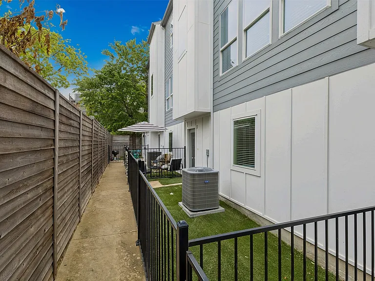 5647 Live Oak St #101 — Photo 38
