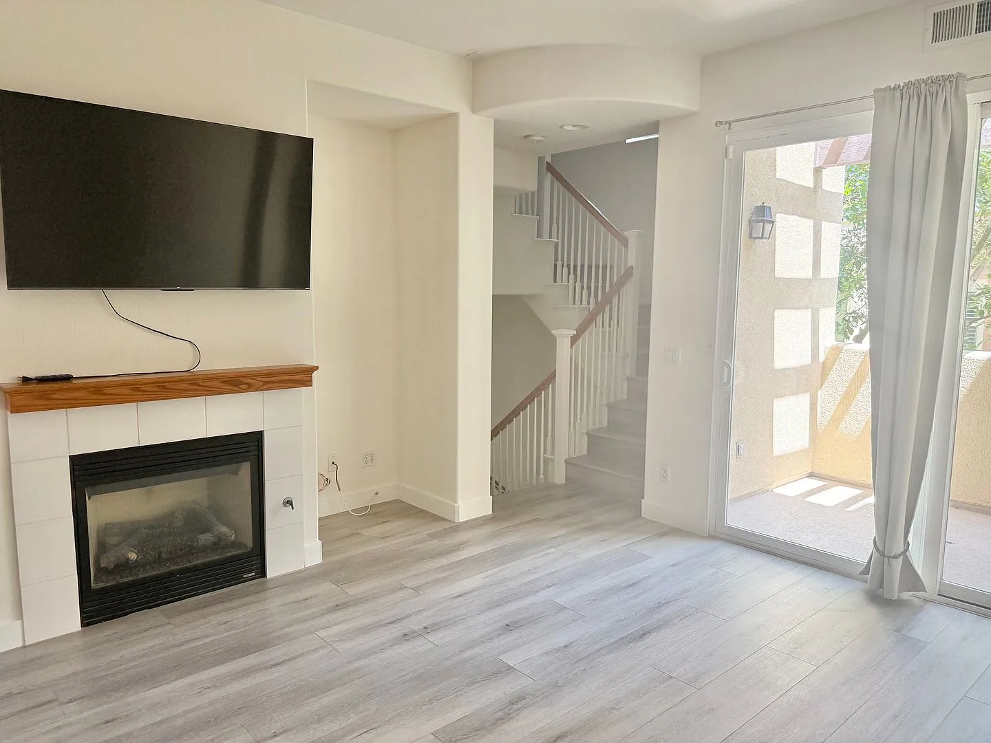 Modern 2 Bedroom Condo in Mission Valley — Photo 2