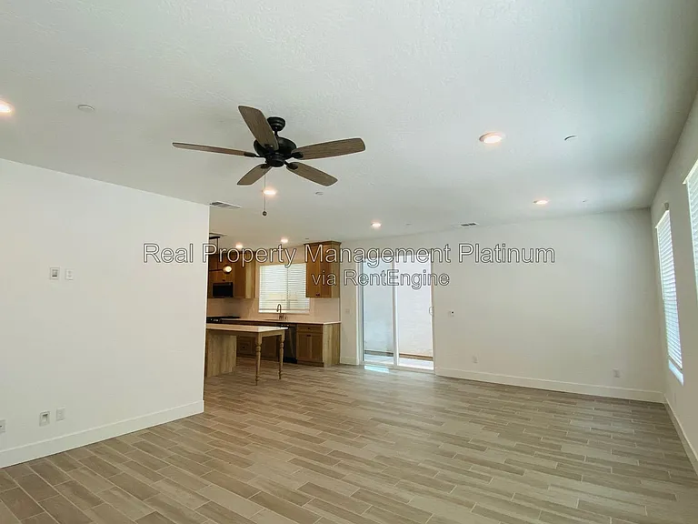 2752 E Tamarind Dr — Photo 14