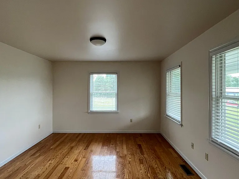 100 N Maple St — Photo 32