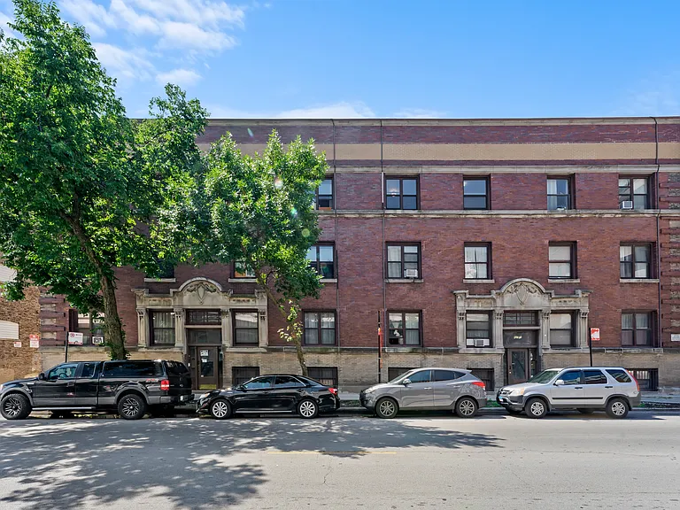 821 W Montrose — Photo 2