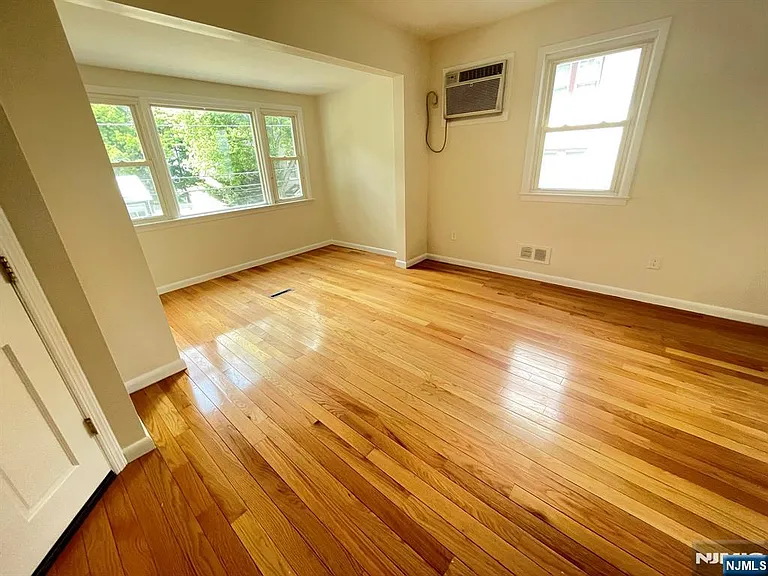131 Irving St — Photo 6