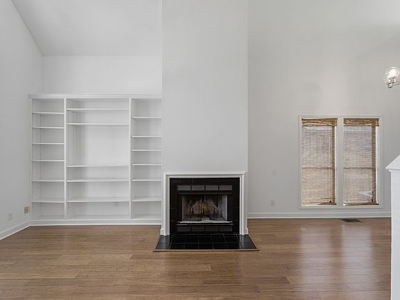 5th image of 936 Russell St
