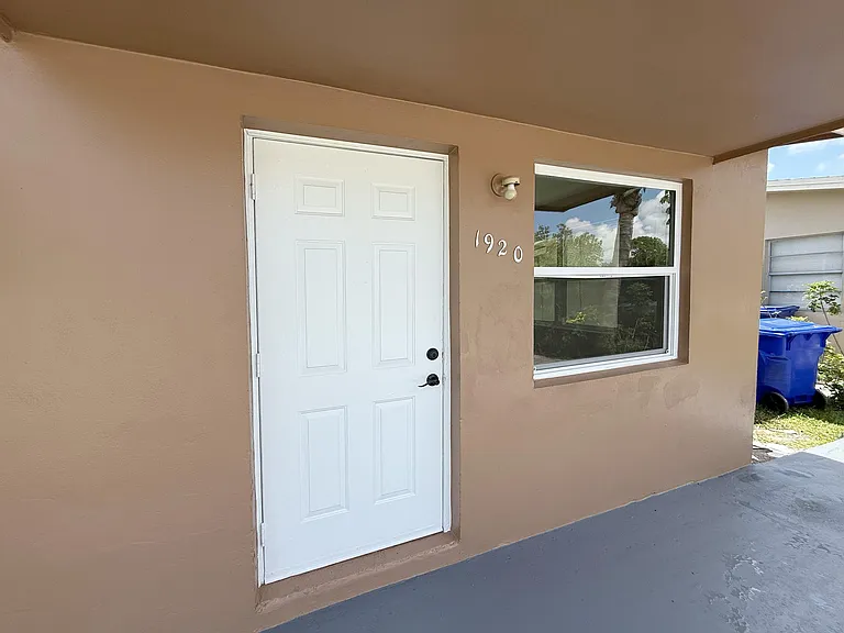 1920 SW 44th Ave #2 — Photo 3