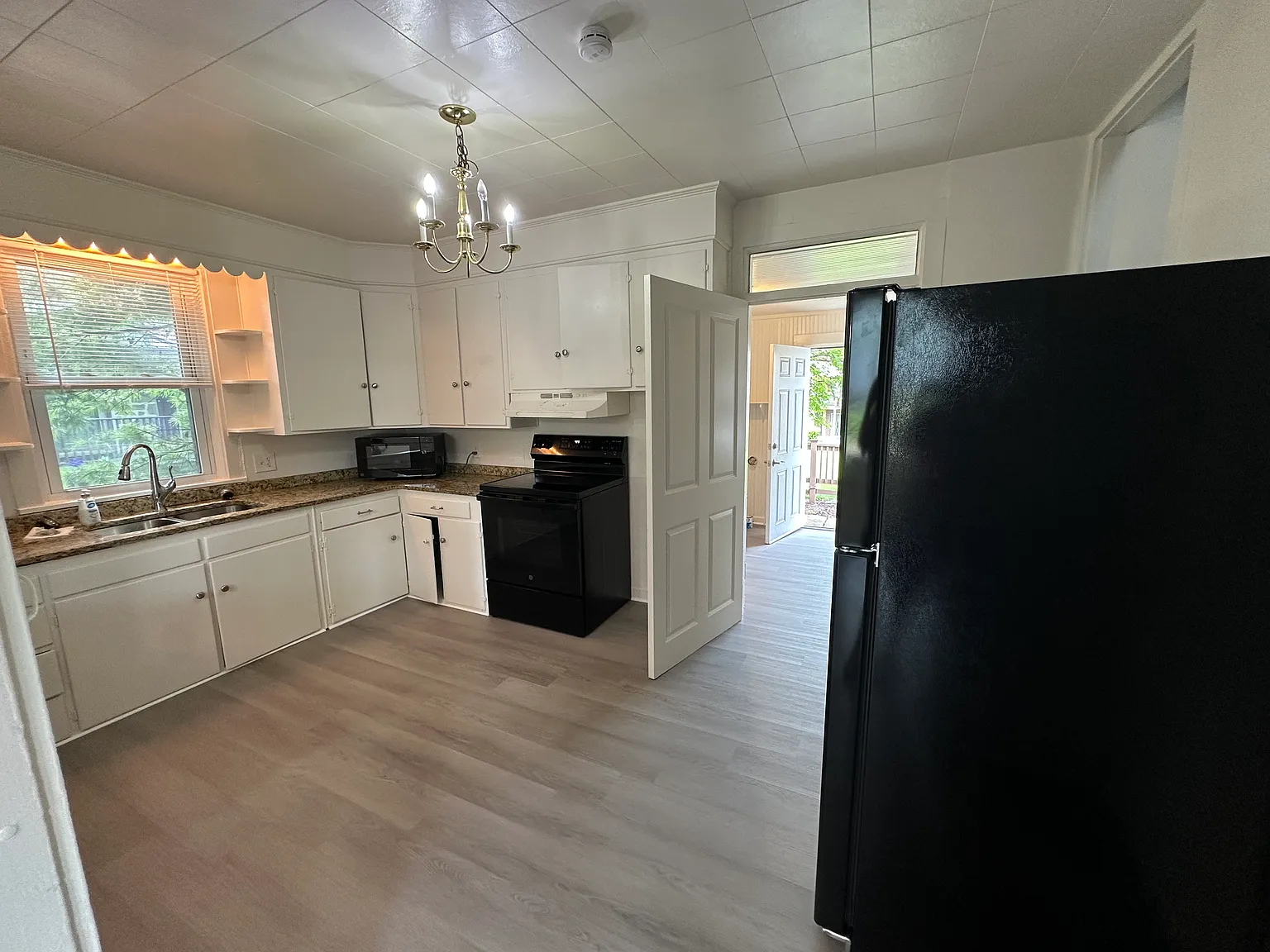 3 bed, 1.5 bath, $2,000 — Photo 4