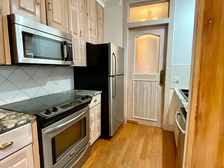 2508 State St #6 — Photo 10