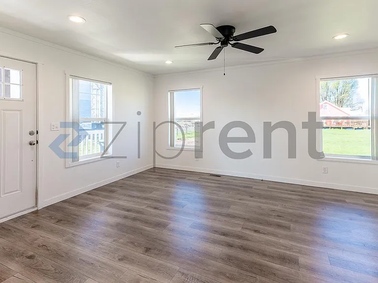 23143 Lowe Rd E — Photo 3