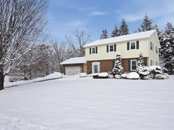 121 Kittredge Rd, Pittsfield, MA 01201