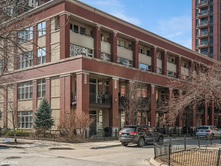 324 N Jefferson St #302 — Photo 1