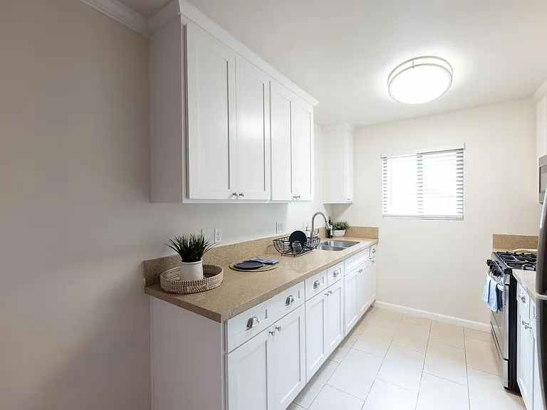 1222 W 39th St #6 — Photo 14