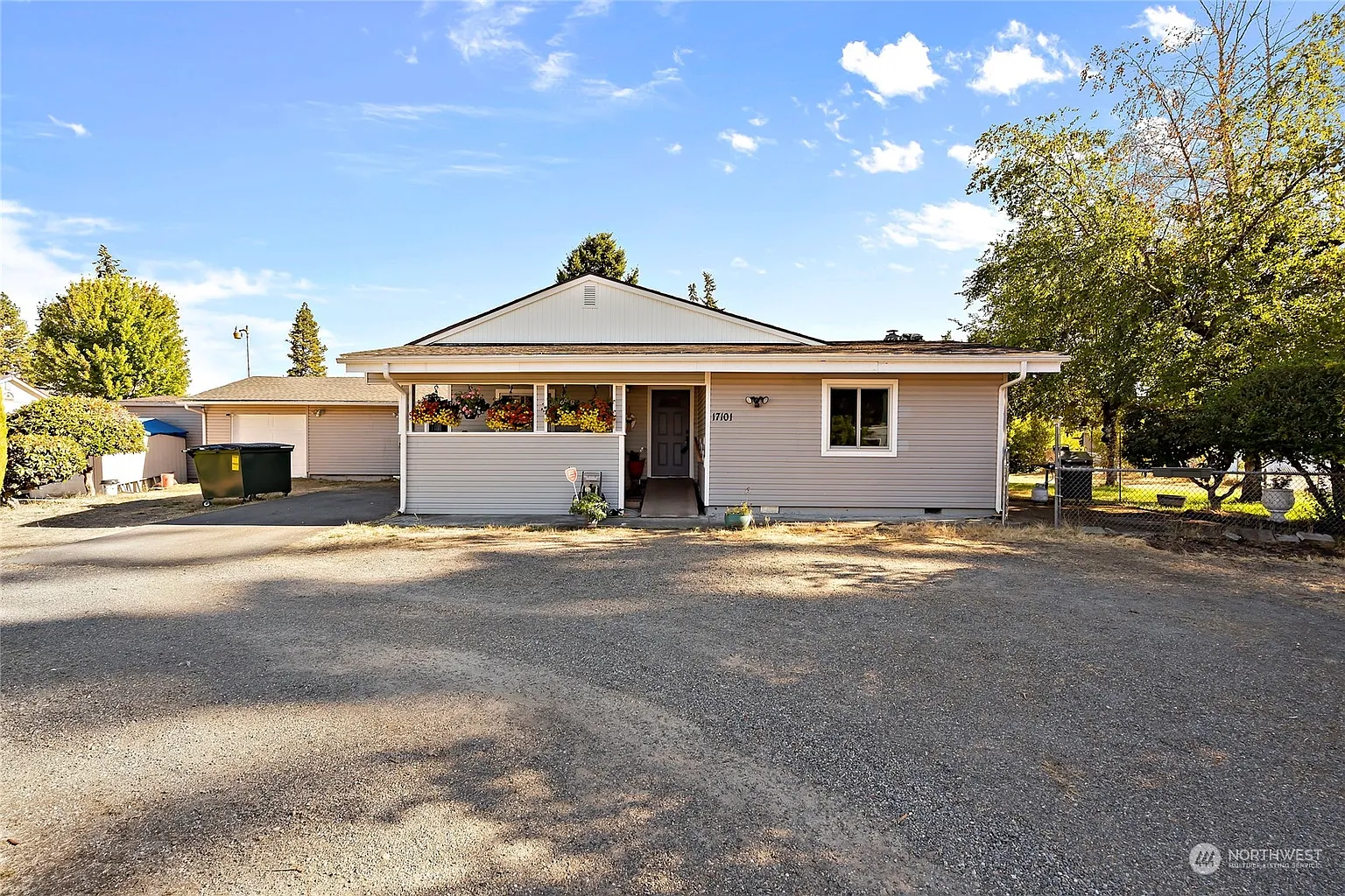 17101 Park Avenue S photo 1