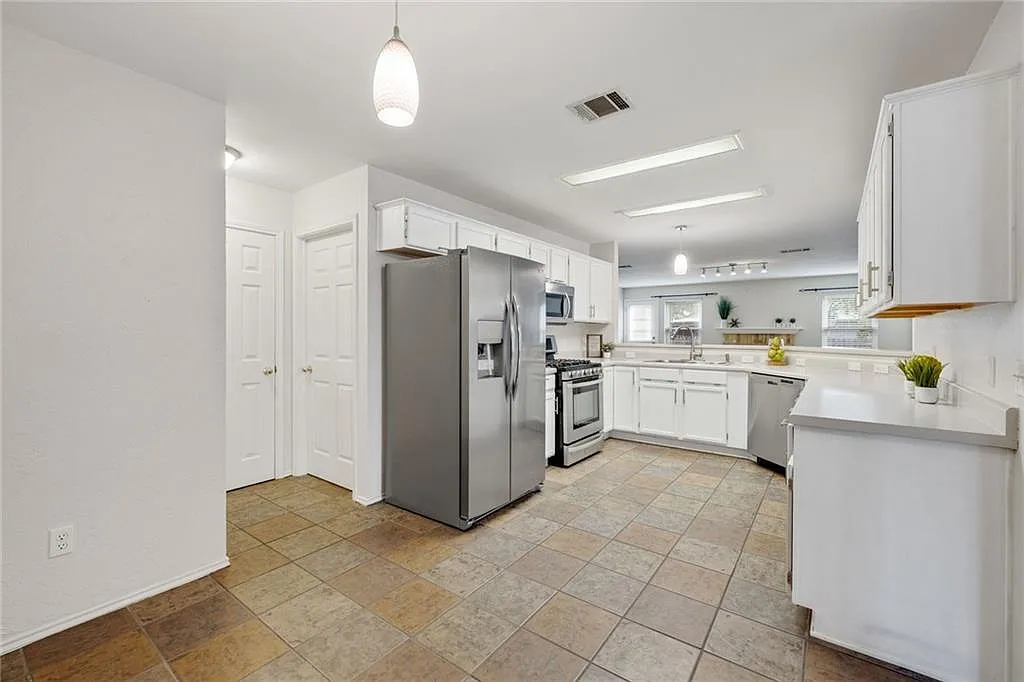 1910 Woodland Drive - 1 — Photo 4