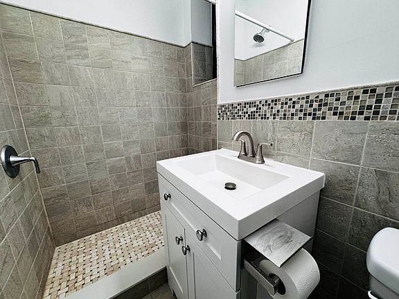 5th image of 140 Claremont Ave #2P