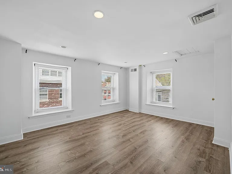 447 Dupont St — Photo 18