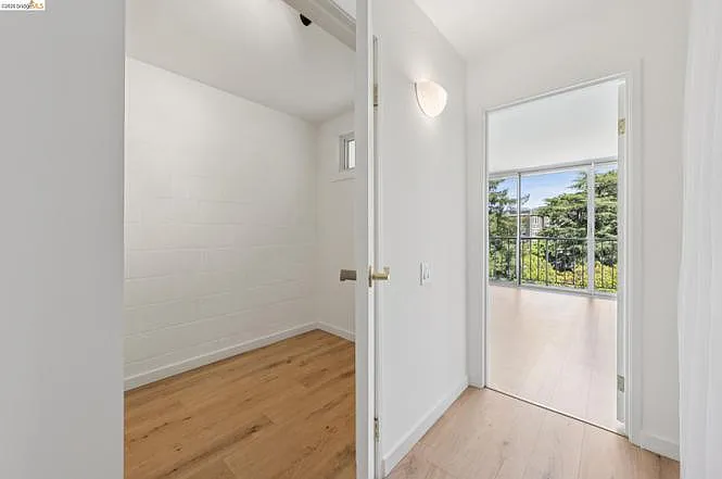 Showing optional space next to the bedroom for a closet/office/exercise space.