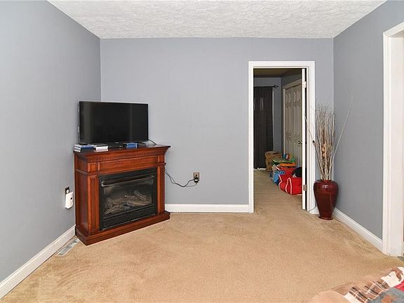 4th image of 128 E Elm St