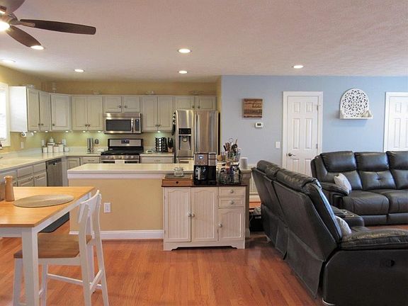 4th image of 555 Silver Leaf Dr