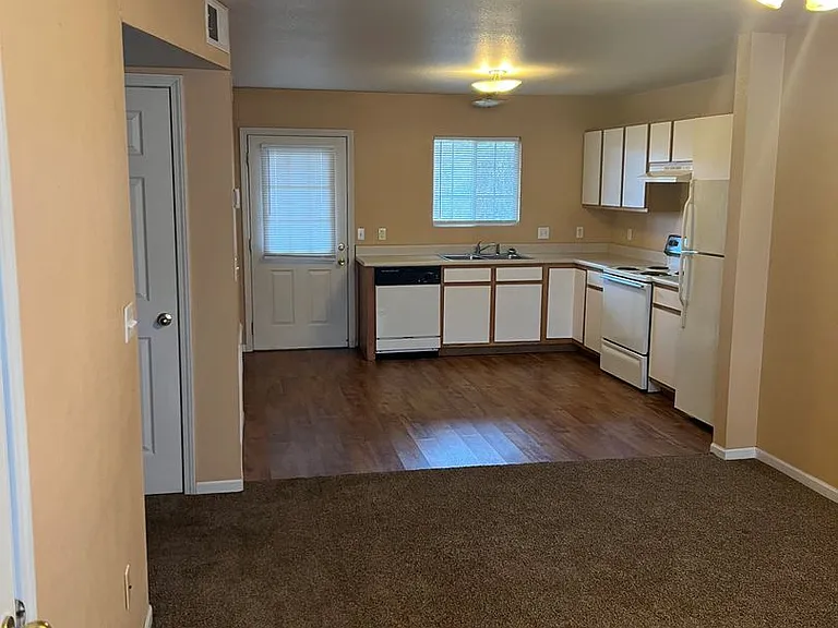 201-215 Lookout Ct — Photo 3