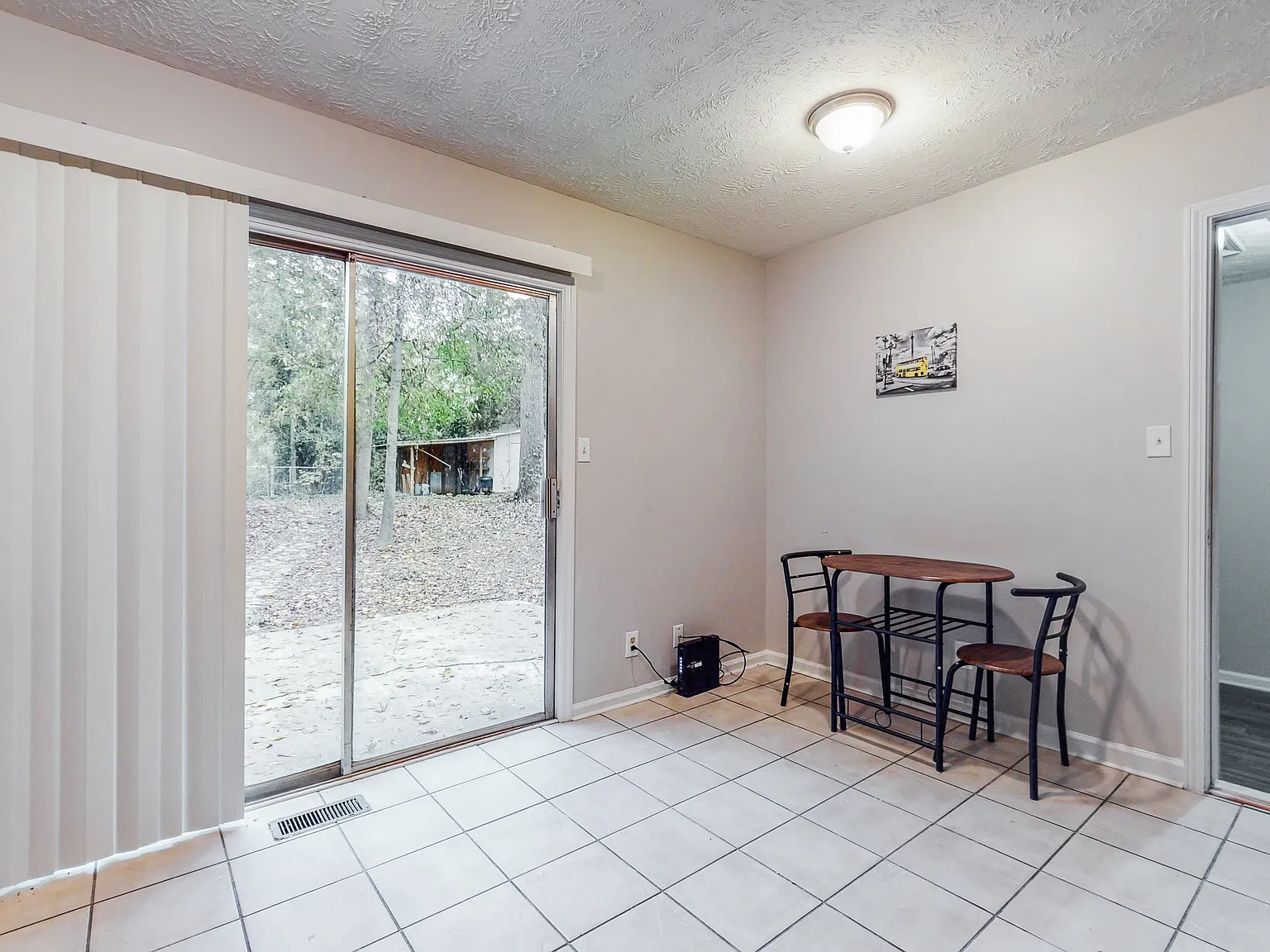 4 bed, 3.0 bath, 1400 sqft, $646 — Photo 4