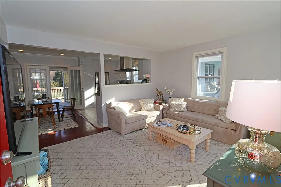 3 bed, 2.0 bath, 1095 sqft, $2,850 — Photo 2