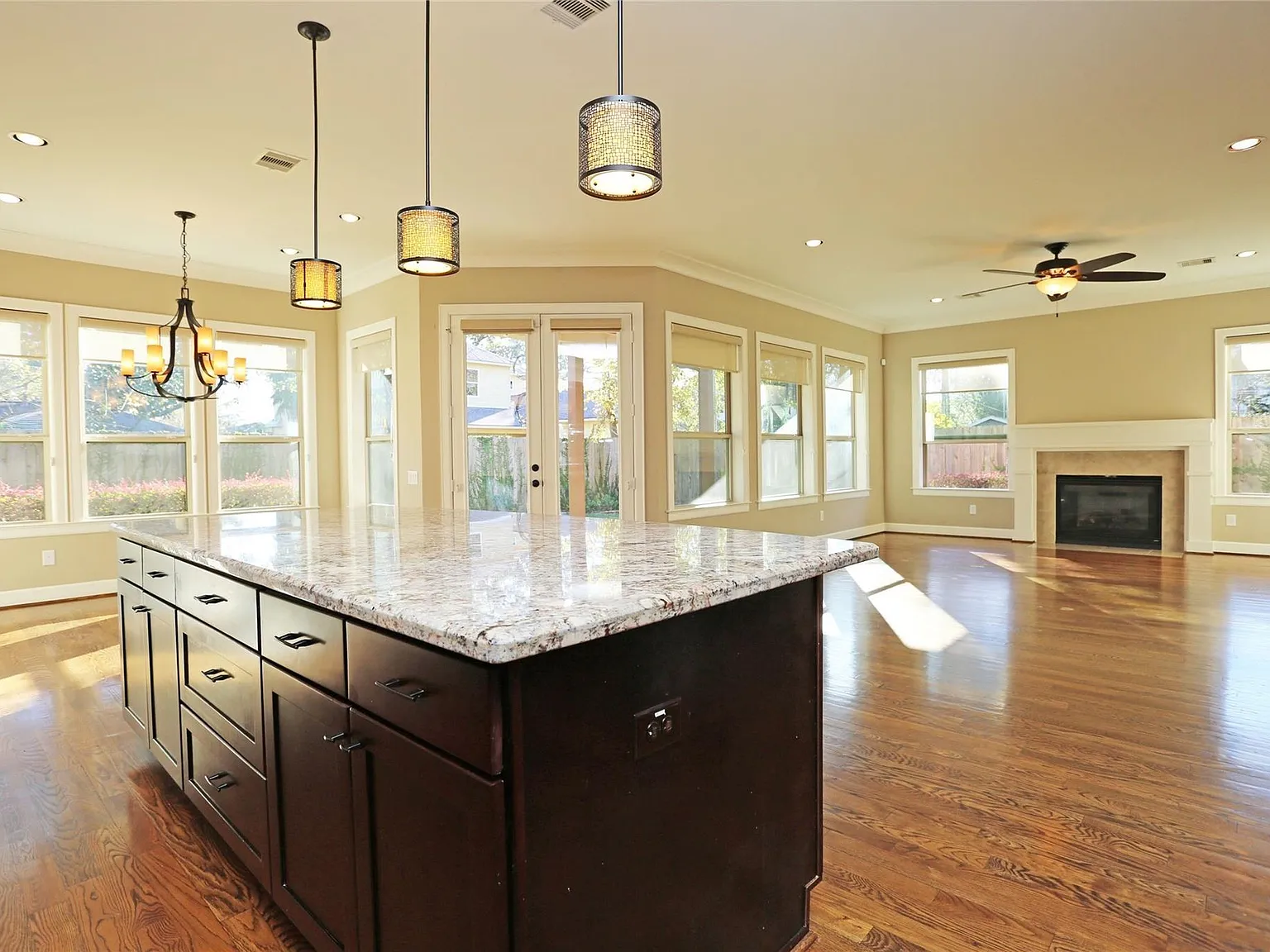 4 bed, 4.0 bath, 3932 sqft, $6,000 — Photo 2