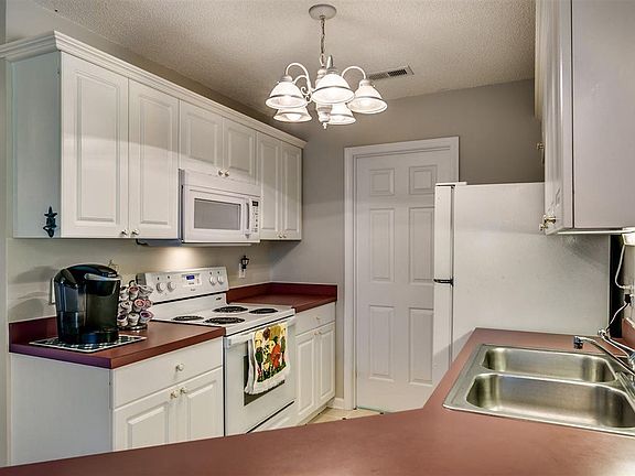 4th image of 130 Country Manor Dr Unit B