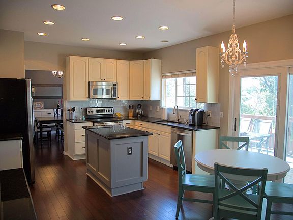 Lovely updated kitchen, all appliances stay- custom island!